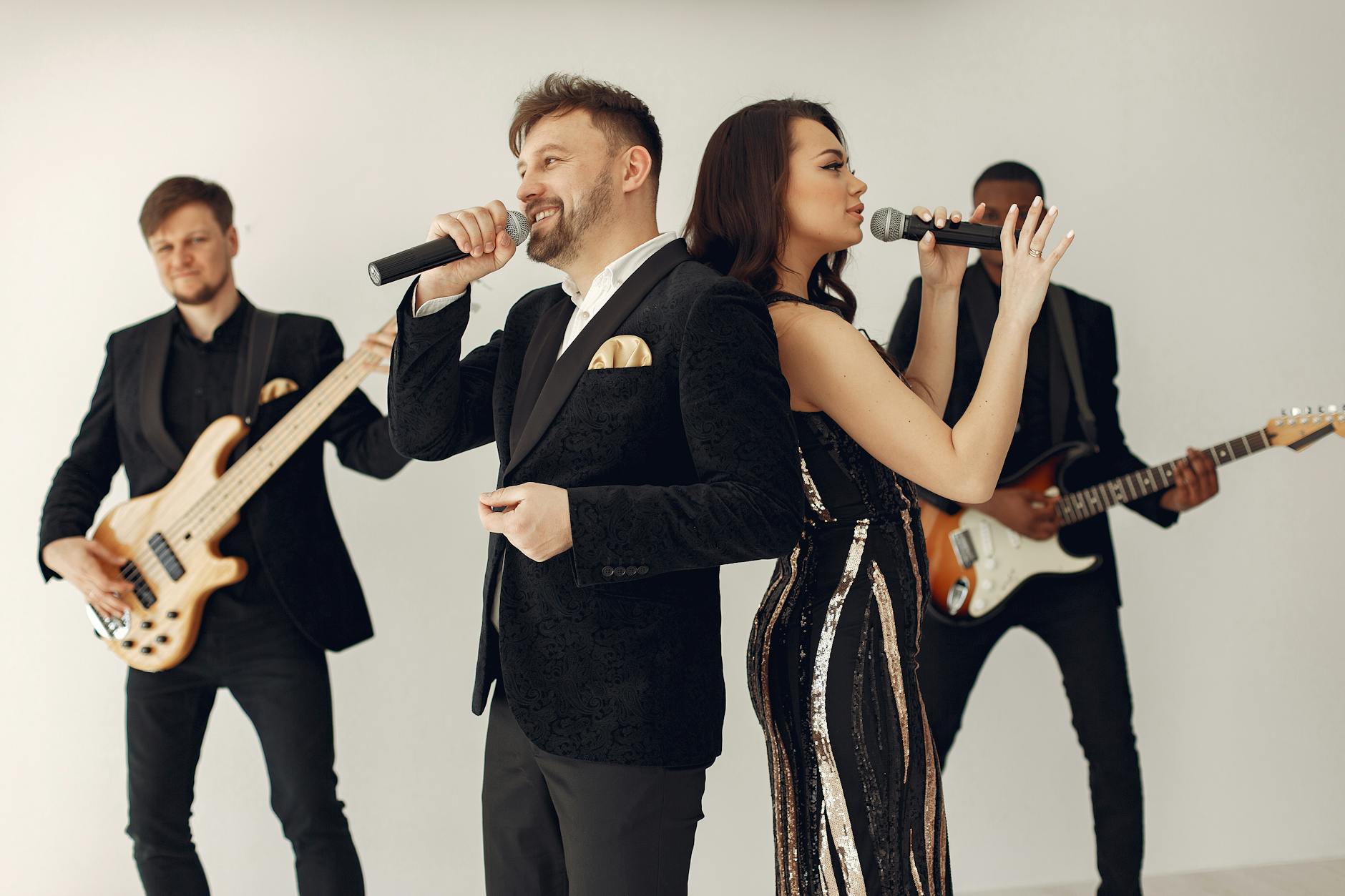 Zespół weselny z wokalistami i muzykami występujący na scenie